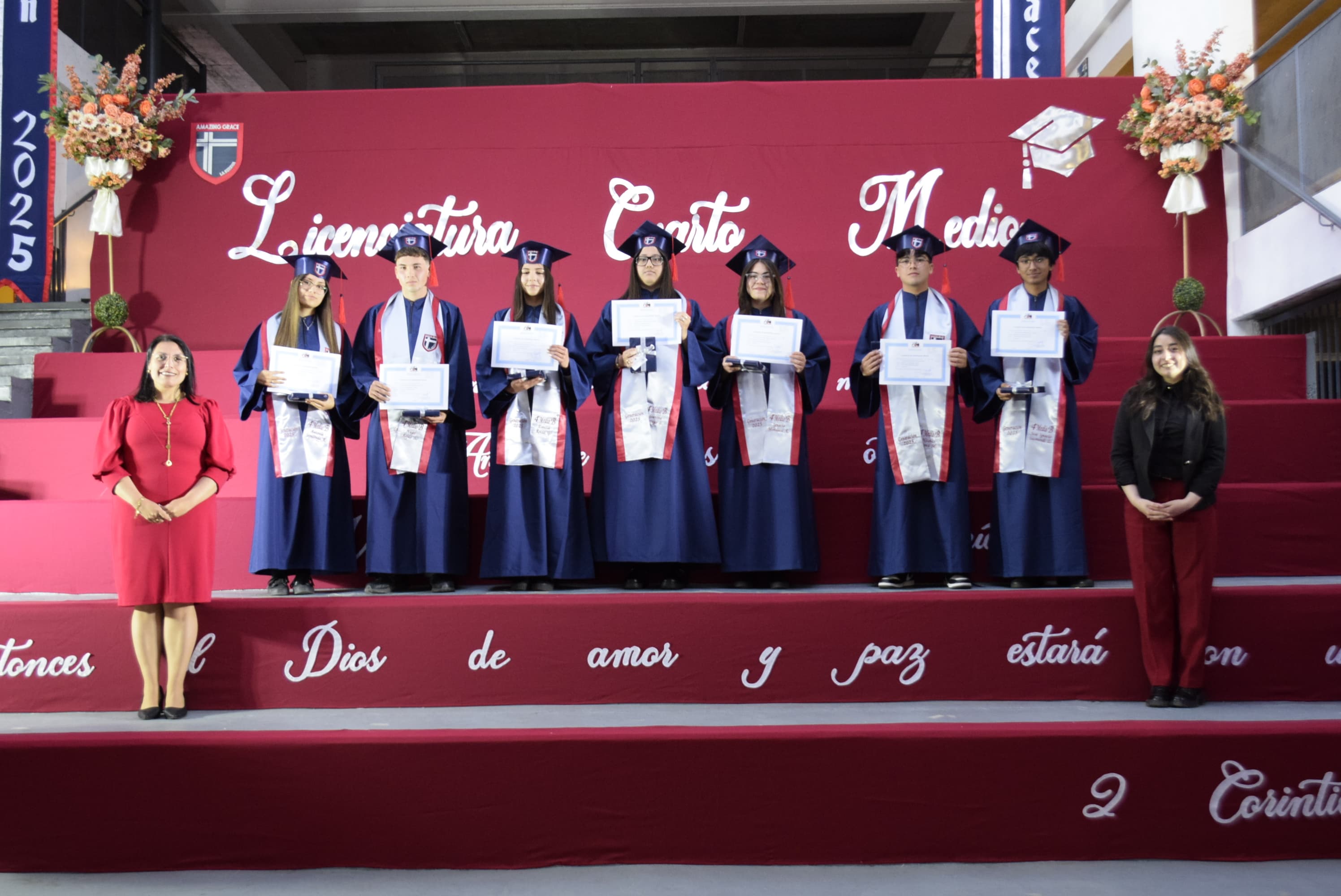 Comunidad de Amazing Grace La Serena en su ceremonia de licenciatura, reflejo de la formación valórica del colegio.