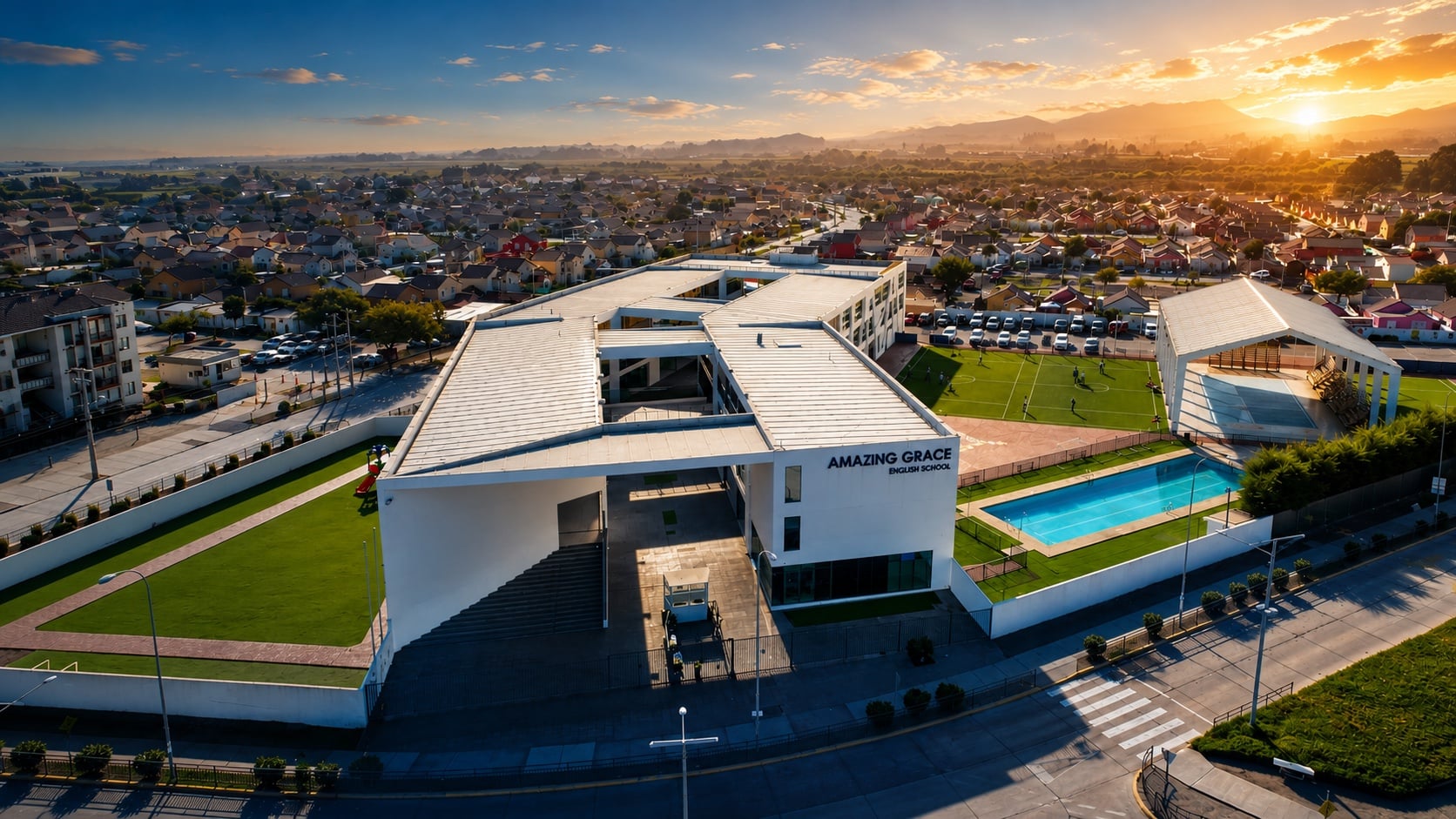 Vista aérea del campus Amazing Grace La Serena: edificio principal, cancha, piscina y patio